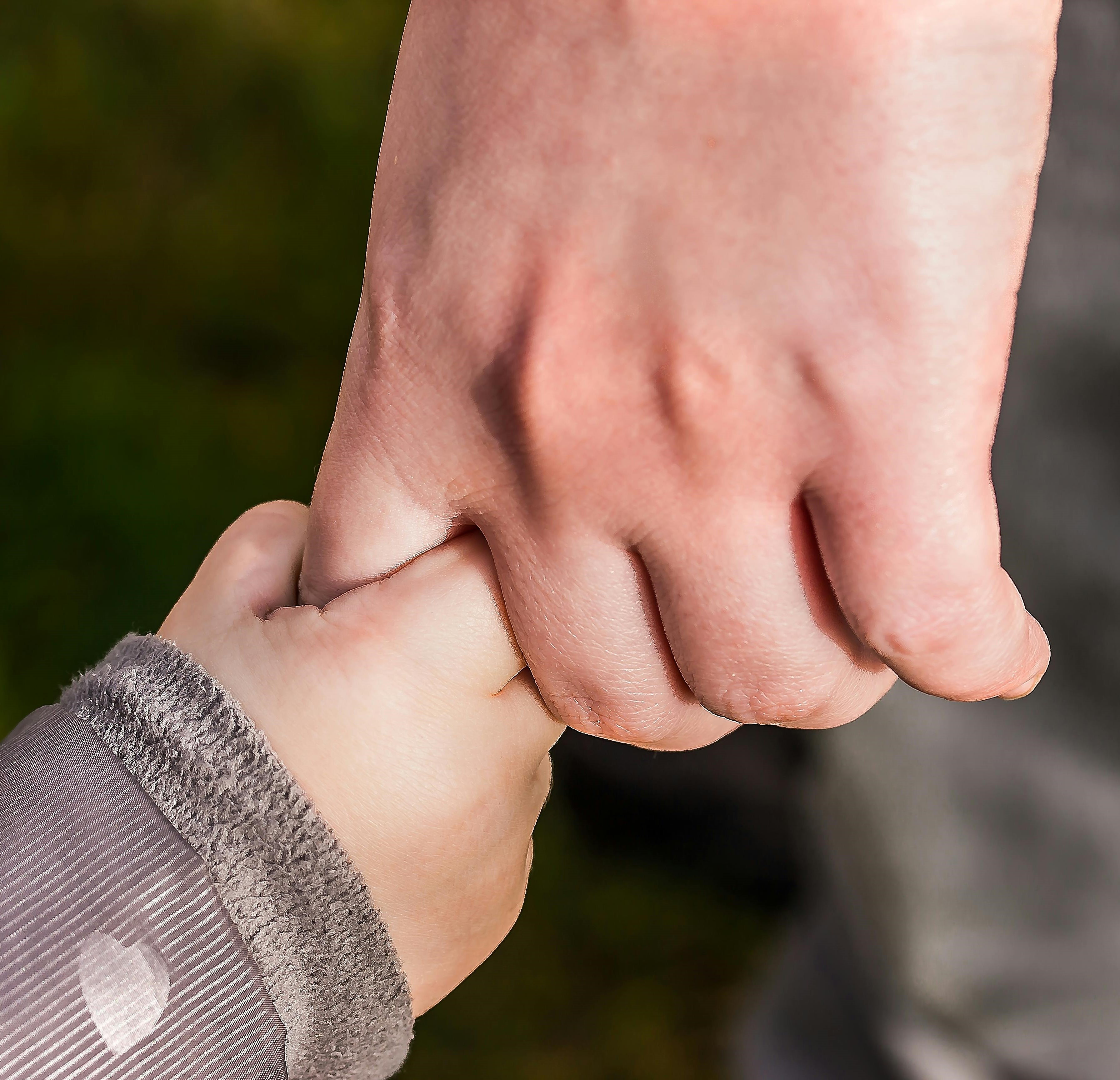 imagen mano adulta tomando mano de niño