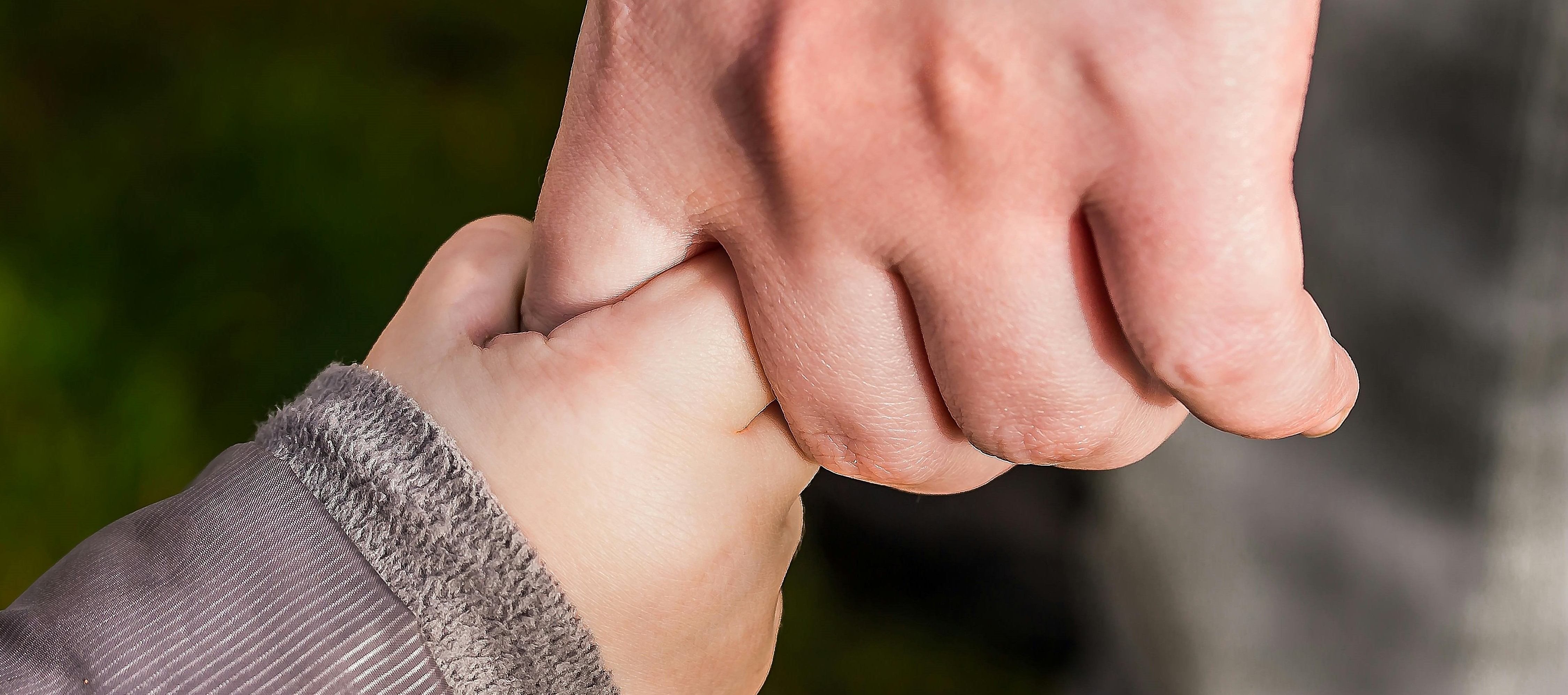 imagen mano adulta tomando mano de niño