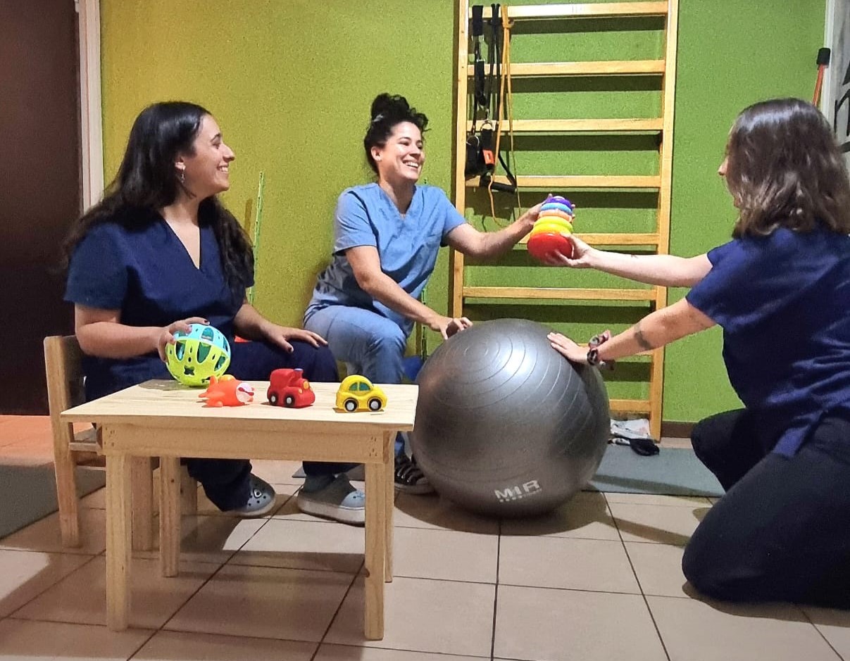 equipo de trabajo Agustina (psicopedagoga), Malena (fonoaudióloga) y Belén (kinesióloga)