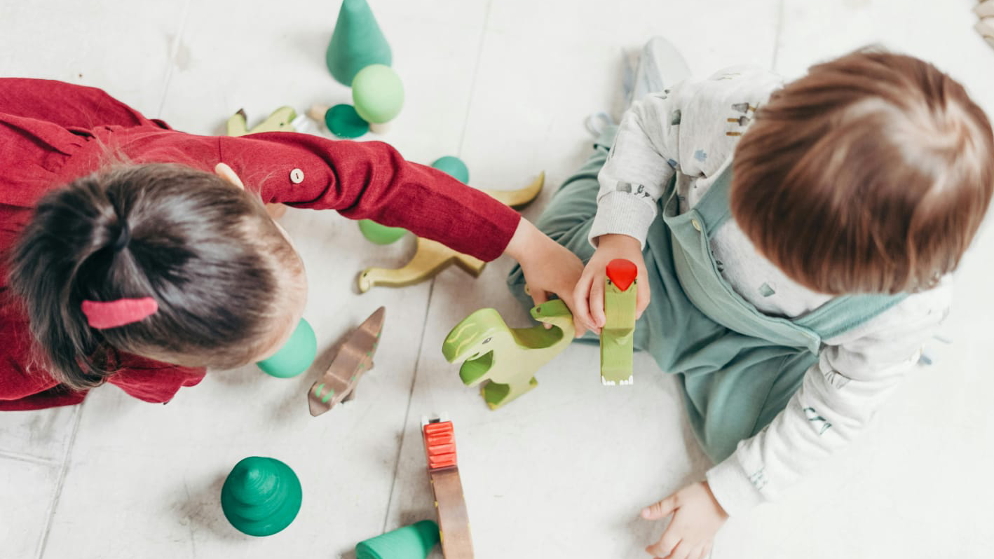 Niños pequeños jugando